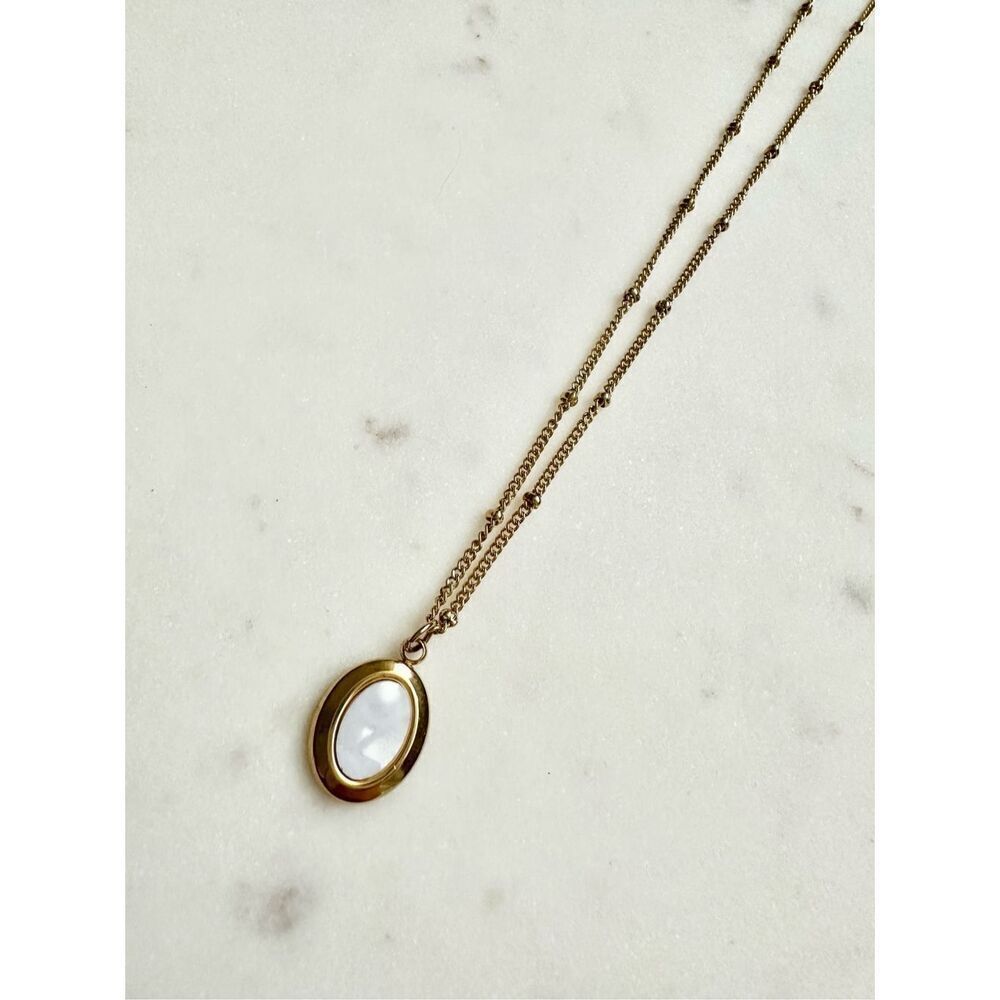 Seashell shine oval gold sleek necklace ￼